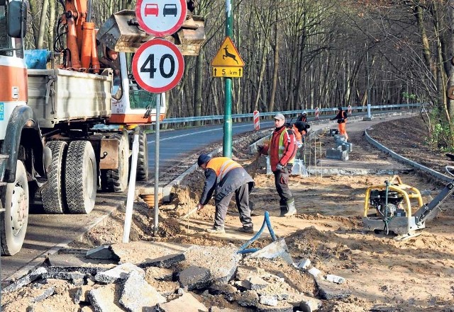 Drogowcy działają na ul. Słupskiej. Tymczasem piesi mają problem - obecnie nie ma tu dla nich bezpiecznej trasy