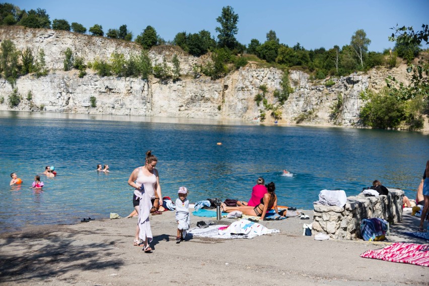 Kraków. Tłumy na Zakrzówku! Plażowiczów nie odstraszył zakaz kąpieli [ZDJĘCIA]