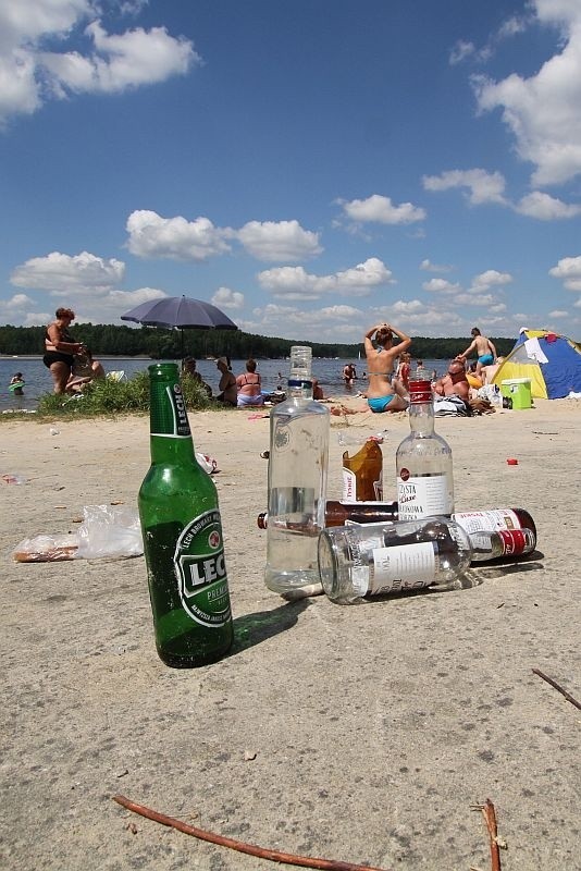 Alkohol nad wodą to prawdziwa plaga - na zdjęciu plaża nad Chańczą.