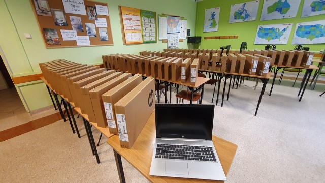 Laptopy, które trafią do opolskich szkół ponadgimnazjalnych, będą wykorzystywane przez nauczycieli do prowadzenia zdalnych zajęć.