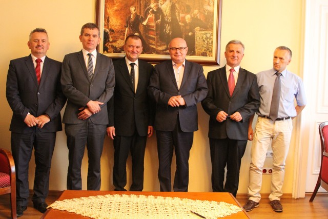 Władze Nowego Sącza, powiatu oraz pięciu gmin podpisały porozumienie w sprawie wspólnego zabiegania o środki na budowę obwodnicy doliną Dunajca