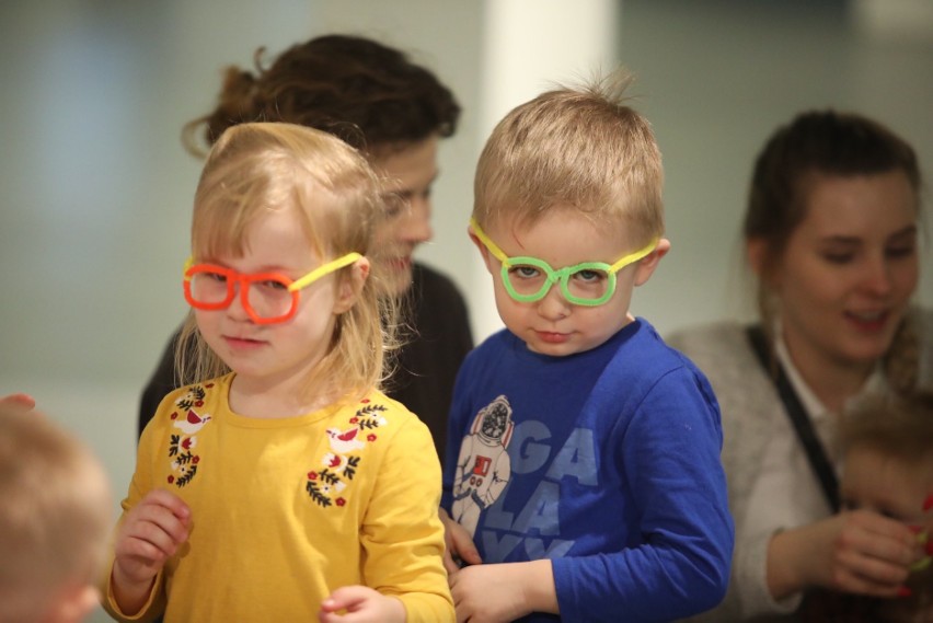 W czasie warsztatów dzieci robiły kolorowe okulary.