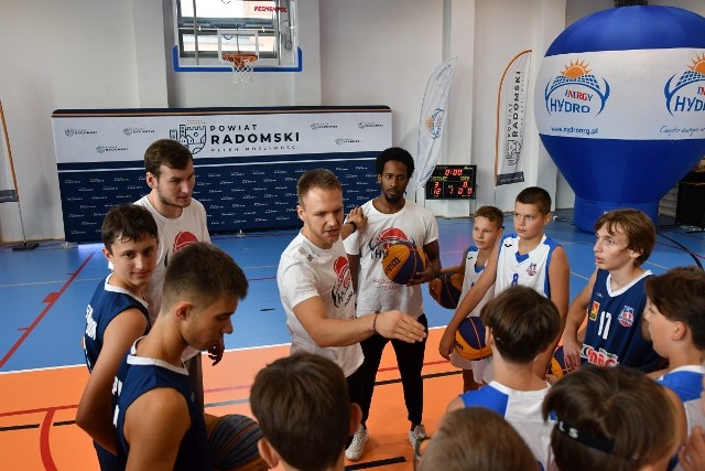 HydroTruck Radom (zawodnicy na zdjęciu) i Kolejarz Basket Radom nawiązali koszykarską współpracę.