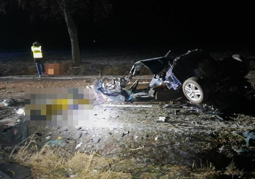 Śmiertelny wypadek w miejscowości Rososz. 31-latek zginął po uderzeniu w drzewo