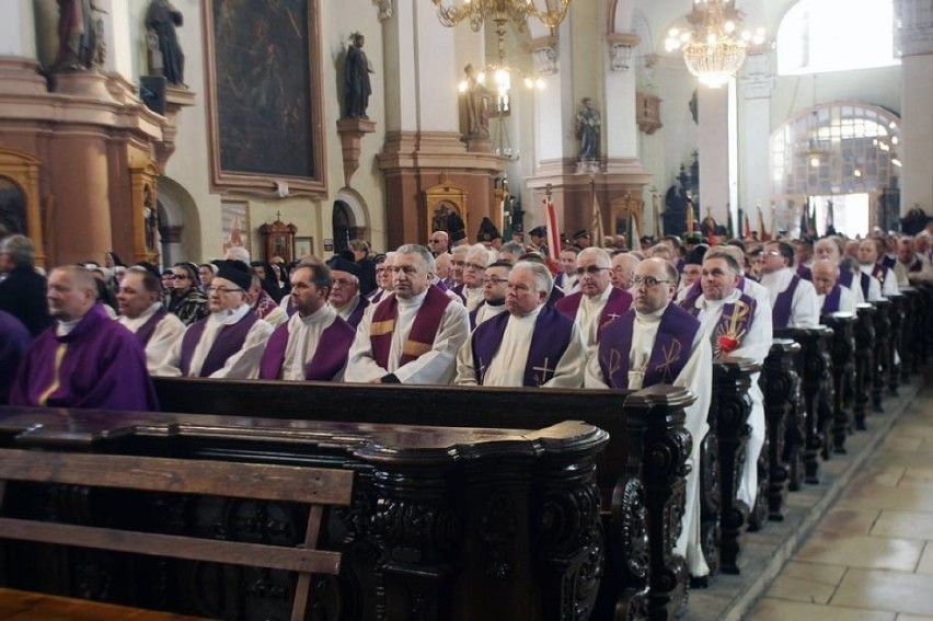 Pogrzeb biskupa Tadeusza Rybaka w Legnicy [ZDJĘCIA]