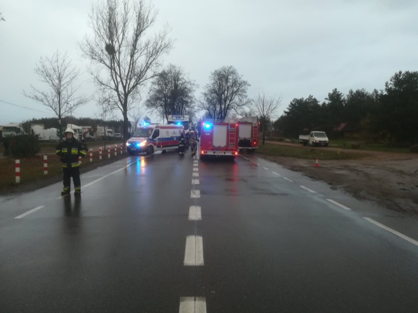 Wypadek w Łęgu Kolonii. 22-latka z gminy Czersk w stanie ciężkim. Wjechała pod ciężarówkę
