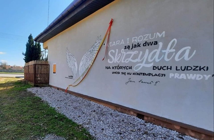 W Szydłowcu odsłonięto mural poświęcony Janowi Pawłowi II. To specjalny cytat