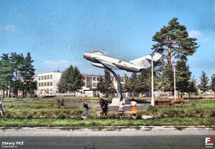 Lata 1978-1980, Kozienice. Pomnik Lotnika na skwerze w...