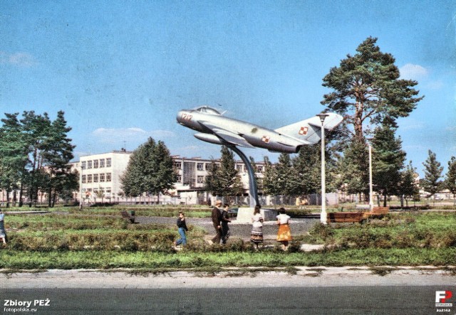 Lata 1978-1980, Kozienice. Pomnik Lotnika na skwerze w sąsiedztwie ulic Konarskiego i Głowaczowskiej.