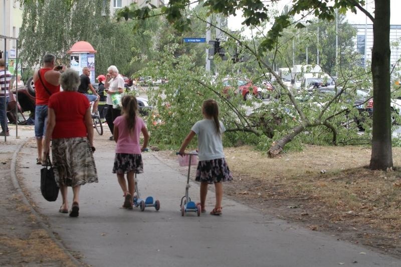 Wypadek na Szybowcowej. Dachował tam opel. 28.08.2015