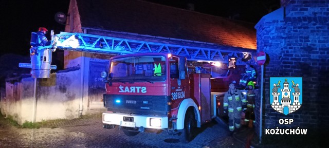 Pożar kamienicy na Placu Matejki w Kożuchowie. Na miejsce skierowano policję, pogotowie i 11 zastępów straży pożarnej. ZDJĘCIA Z AKCJI GAŚNICZEJ >>>