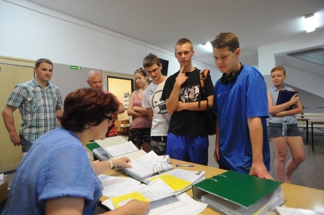 Paweł Strażnikiewicz (w niebieskiej koszulce) został przyjęty do klasy mechatronicznej opolskiego "elektryczniaka&#8221;. Łukasz Koszyk (obok) od września będzie się uczył w klasie informatycznej.