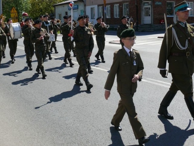 Defiladę ulicą Partyzantów we Włoszczowie prowadzili podporucznik rezerwy Cezary Kowalski ze swoim 12-letnim synem Jakubem &#8211; kandydatem na żołnierza!