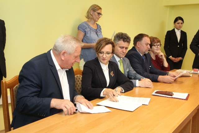Wójt gminy Strawczyn Tadeusz Tkaczyk odebrał dotację na remont drogi w miejscowości Niedźwiedź.