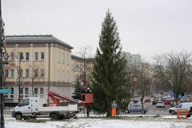 Choinki i świąteczne dekoracje w centrum miasta