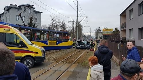 Zderzenie osobówki z tramwajem na ul. Skłodowskiej-Curie [DUŻO ZDJĘĆ]