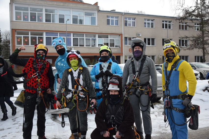 „Alpiniści dla WOŚP”. Bajkowe postacie umyły okna szpitali w...