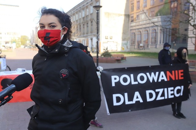 Co nas czeka w 2021 roku? Czy epidemia nadal będzie trwać? Czy zakaz aborcji wejdzie w życie? Czy łódzkie kamienice się zawalą? O postawienie horoskopu dla Łodzi i świata poprosiliśmy łódzką wróżkę Bernadettę. Zapytaliśmy o sprawy, które w minionym roku martwiły mieszkańców regionu. Czytajcie, a za rok dowiemy się, czy przepowiednia się sprawdzi.