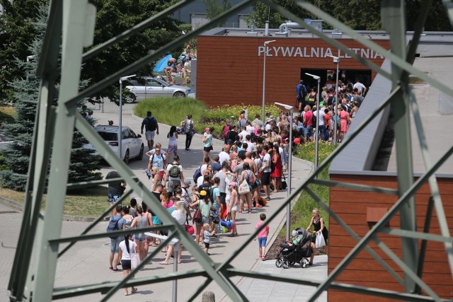 Tłum przed basenem na Wejherowskiej