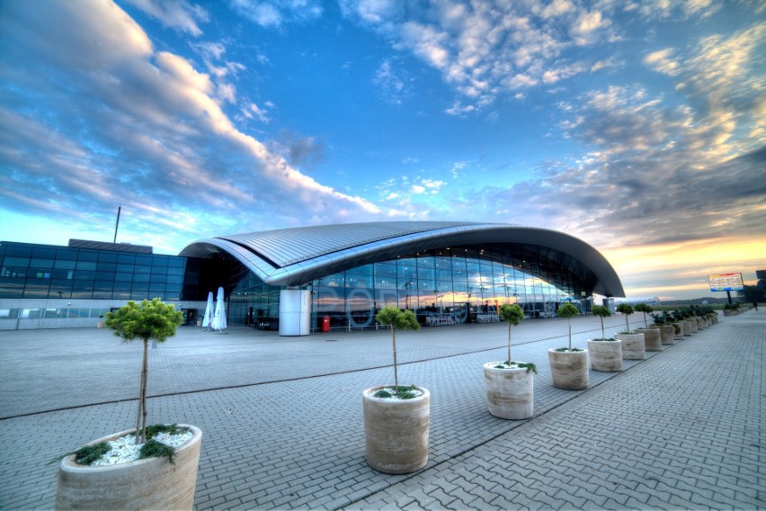 Terminal lotniczy w podrzeszowskiej Jasionce ma już 10 lat. Na jego otwarciu był kapitan Tadeusz Wrona 