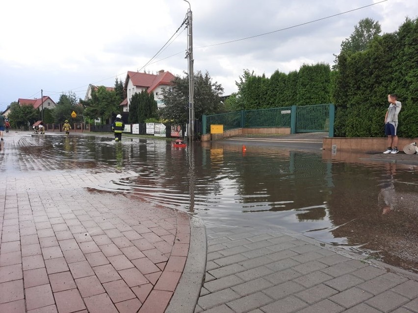 Burza nad Bytowem. Woda zalała kilka ulic w mieście