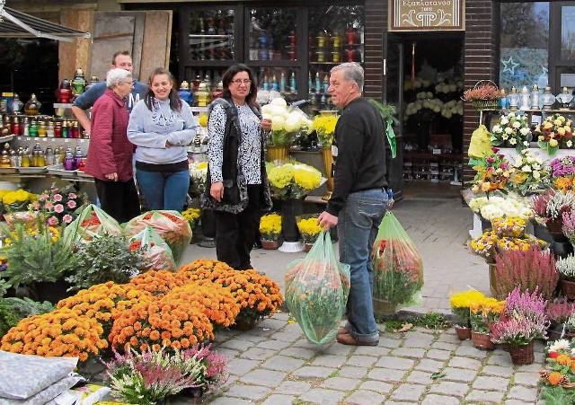 Kwiaty, znicze na wrocławskich cmentarzach - sprawdź ceny