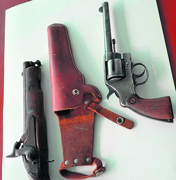Przekazana broń to brytyjski kapiszonowy wojskowy pistolet "kawaleryjski" (z lewej) oraz rewolwer amerykański Colt model 1892