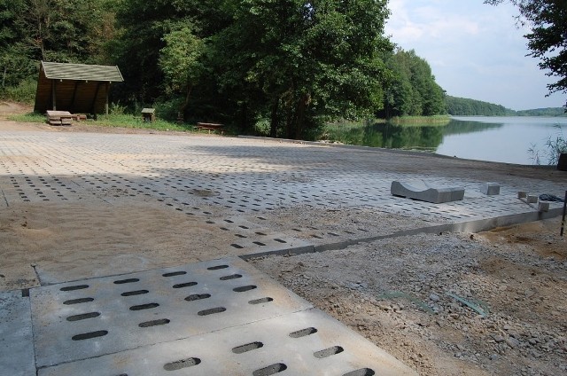 Nad jeziorem Czaple Małe w okolicach Drawska Pomorskiego powstaje betonowy parking. Inwestycja nie wszystkim się podoba. Niektórych oburza. Znika ostatnia dzika plaża - alarmują. 