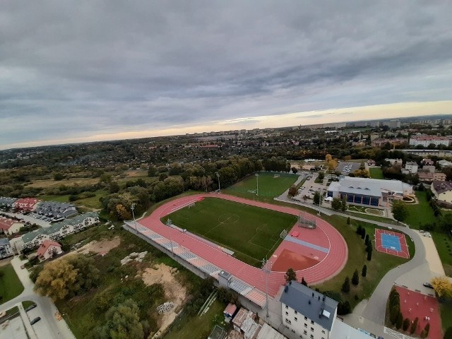 Tereny, które miasto chce sprzedać, znajdują się za stadionem "Błękitnych" przy ul. Piłsudskiego. Mieszkańcy nazywają je zielonymi płucami Tarnowa.