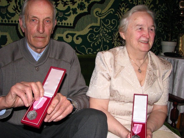 Czesława i Rajmund Grygielowie z dumą pokazują swoje medale