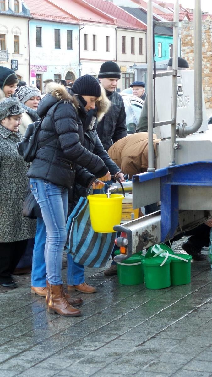 W Olkuszu po czystą wodę ustawiają się długie kolejki...