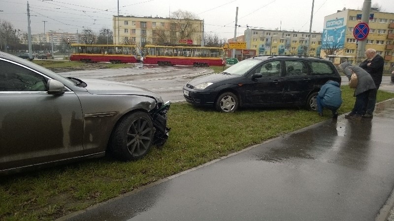 Wypadek na rondzie Lotników Lwowskich. Luksusowy Jaguar rozbity