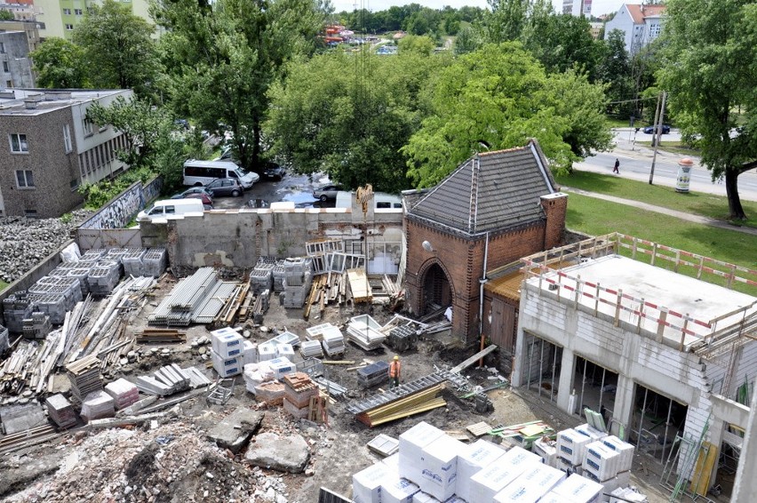 Wrocław: Rozbierają dawny szpital i budują luksusowy dom opieki (FILM, ZDJĘCIA)