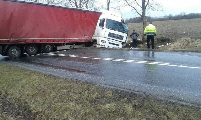 Tir wpadł do rowu w środę, 22 lutego około 14.30.