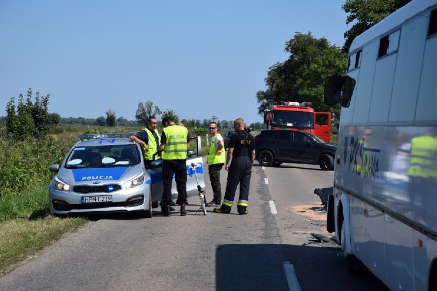 Nowy Dwór Gdański. Zderzenie osobówki z autobusem w sobotę 21.07.2018. Trasa nr 502 do Stegny była zablokowana