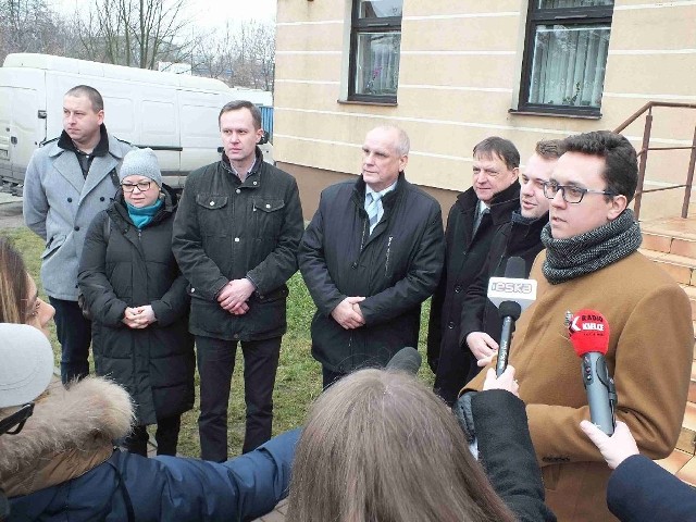 Podczas konferencji prasowej władz miasta i powiatu Starachowice, PCPR przed budynkiem przy Alei Niepodległości 70 w Starachowicach