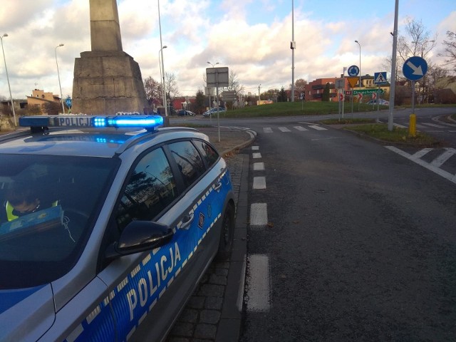 60-letni pieszy trafił do szpitala po wypadku, który wydarzył się w piątek około godziny 9 rano na ulicy Staffa w Skarżysku-Kamiennej. - Z naszych wstępnych ustaleń wynika, że 53-letni kierowca forda, zjeżdżając z ronda, na oznakowanym przejściu dla pieszych potrącił 60-letniego mężczyznę – opowiada Jarosław Gwóźdź, rzecznik prasowy skarżyskiej policji. Pieszy z urazem nogi został zabrany do szpitala w Kielcach.Na kolejnych zdjęciach wypadek na Staffa w Skarżysku