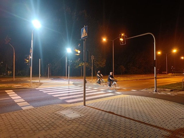 Sygnalizacja jeszcze miga na pomarańczowo, ale po odbiorach technicznych światła na przejściu przez ulicę Maratońską zostaną uruchomione.