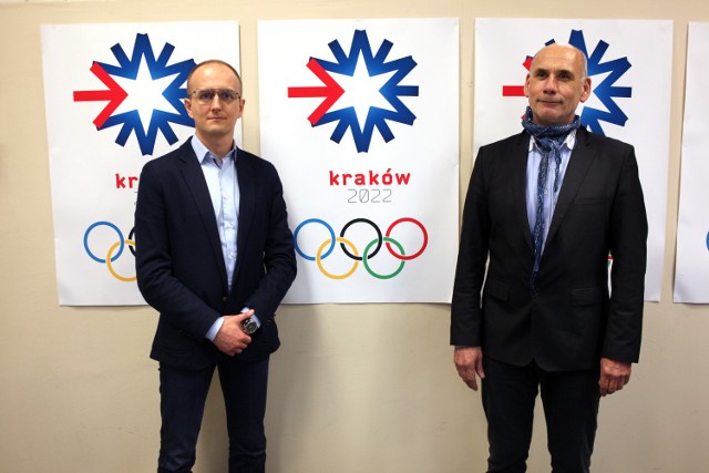 Redaktorzy Wojciech Harpula i Tomasz Lachowicz prezentują logo przygotowane przez naszą redakcję. W 15 minut...