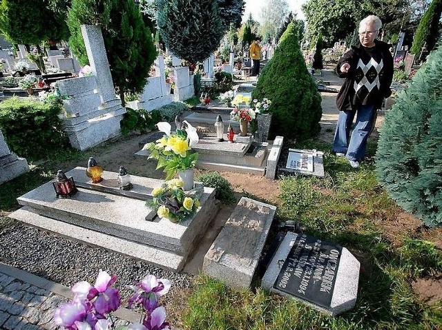 Na nekropolii przy ul. Sienkiewicza co dzień widać ludzi sprawdzających stan grobowców swoich bliskich