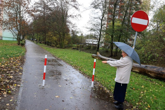 Słupki na środku alejki. Nie można podjechać pod blok