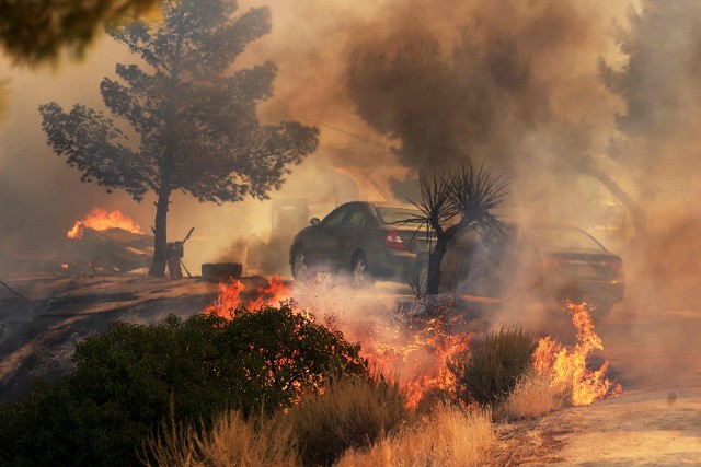 Ponad 1200 strażaków walczy z pożarem w południowej Kalifornii