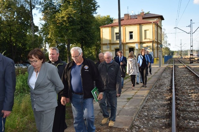 50 osób wzięło udział w arcyciekawej wycieczce po okolicach dworca kolejowego w Suchedniowie.