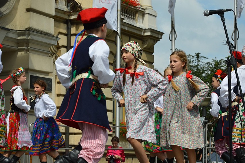 Krakowskie pawie piórka i gruzińskie śpiewy na estradzie przed ratuszem [ZDJĘCIA]