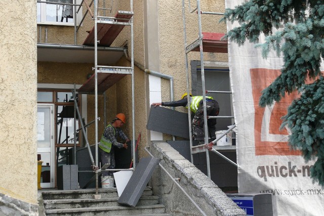 Trwa termomodernizacja budynków użyteczności publicznej na terenie gminy. Ciepłą kołderką otulany jest między innymi budynek ośrodka zdrowia.Inwestycja obejmuje trzy budynki: ten, w którym znajduje się kijewski Gminny Ośrodek Zdrowia, a  także dwie szkoły - tę w Trzebczyku i Zespół Publicznych Szkół w Kijewie Królewskim. Właśnie wczoraj otwarte zostały oferty na  ocieplenie budynku kijewskiej sali gimnastycznej w ZPS wraz z zapleczem socjalnym i pomieszczeniami towarzyszącymi. Nie jest więc jeszcze znany wykonawca zadania.Co innego w przypadku dwóch pozostałych inwestycji. W obu przypadkach ogłoszono osobne przetargi i każdy z nich wygrało  Przedsiębiorstwo Handlowo-Usługowe Dorbud z Terespola Pomorskiego. Budynek ośrodka zdrowia wyremontuje za  550 tys. złotych, natomiast ciepłą kołderkę na Szkołę Podstawową w  Trzebczyku zarzuci za 425 tys. złotych. - W Szkole Podstawowej w  Trzebczyku do wymiany są: system grzewczy, piec i grzeniki, stolarka okienna i drzwiowa, pompa ciepła, instalacja centralnego ogrzewania - wymienia Mieczysław Misiaszek, wójt gminy Kijewo Królewskie. - Budynek ocieplony będzie styropianem.W kijewskim ośrodku zdrowia z kolei zmienia się system grzewczy, będzie nowy piec, a  także solary do ogrzewania wody.Jaki zakres robót przewidziano w Zespole Publicznych Szkół w Kijewie Królewskim?-  Główny budynek tej szkoły przeszedł już termomoderni-zację - podkreśla wójt. - Teraz, w części dobudowanego łącznika i w sali gimnastycznej, zmieni się system grzewczy - będzie nowy piec - wymieniamy go na  pelet. Poza tym, na dachu pojawią się - jako źródło energii - solary. Może w szkole latem, gdy jest najwięcej słońca, zużywa się niewiele wody, ale i tak będą z tego oszczędności. I jest to zawsze naturalny, ekologiczny sposób ogrzewania. Wójt liczy, że robotnicy skończą w obu szkołach swoje roboty przed rozpoczęciem nowego roku szkolnego.-  Finansujemy to z  pieniędzy gminnych i pozyskanych w ramach Regionalnego Programu Operacyjnego - dodaje wójt.