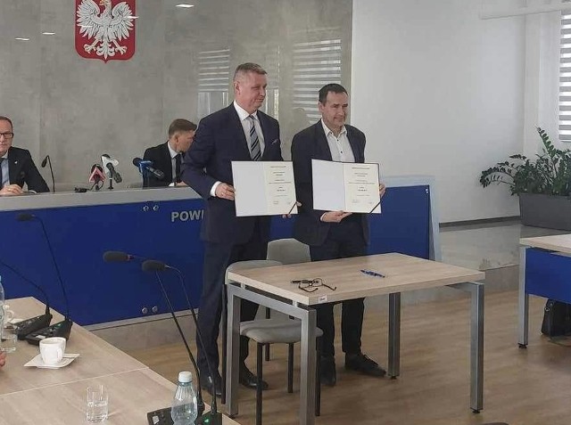 Podpisaną umowę prezentują Artur Standowicz, wicewojewoda mazowiecki (z lewej) i Adam Bolek, burmistrz Białobrzegów.