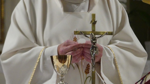 Wielkanoc to najważniejsze święta w kościele katolickim. W czasach przedpandemicznych kościoły w tym czasie gromadziły więcej wiernych niż zwykle. Aktualnie w świątyniach może jednak przebywać ograniczona liczba wiernych. Ilu dokładnie? Jeden wierny na 20 mkw. Oznacza to, że do wielkich kościołów może wejść nawet powyżej 100 osób. W niewielkich kościółkach może to być co najwyżej kilkanaście osób. Z okazji świąt wielkanocnych zerknęliśmy w ogłoszenia parafialne kościołów w Gorzowie, Zielonej Górze i Nowej Soli, by sprawdzić, ilu wiernych może wejść do świątyni. Dokładne dane znajdziecie na kolejnych stronach. W sytuacji, gdy nie mogliśmy znaleźć informacji o limicie wiernych, dopuszczalną liczbę wiernych obliczyliśmy w redakcji. Skorzystaliśmy z ubiegłorocznych danych, gdy w kościołach obowiązywał limit 1 os./15 mkw.Czytaj również:Jak poświęcić pokarmy na stół wielkanocny