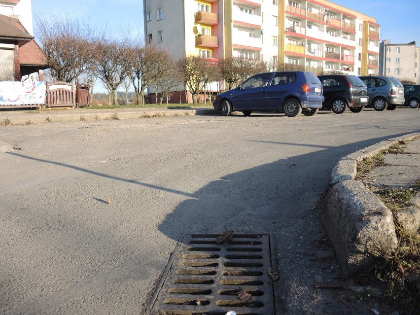 Zniszczony parking przy ul. Długiej w Miastku