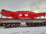 Kolumna transportu gigantycznej maszyny TBM pojedzie w nocy w kierunku Rzeszowa [ZDJĘCIA]