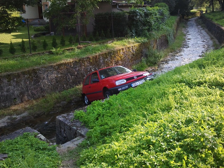 Auto wpadło do rzeki w Bystrej